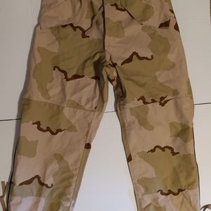 gore tex man's camo pants size 29-31